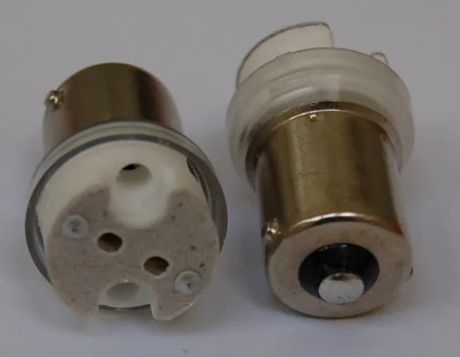 ADAPTER: CONVERTS B15s SOCKET TO G4
